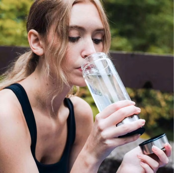 Aquivor Flasche im Freien im Einsatz, umweltbewusster Lebensstil